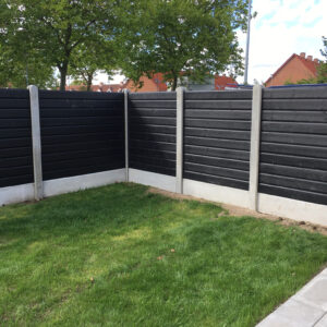 Betonhegn med blokprofil i sort – vedligeholdelsesfrit støbt hegn