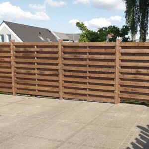 Klinkehegn i brun trykimprægneret træ – klassisk hegn fra Nythegn.dk