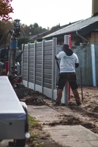Betonhegn monteret i have – stærk og vedligeholdelsesfri løsning